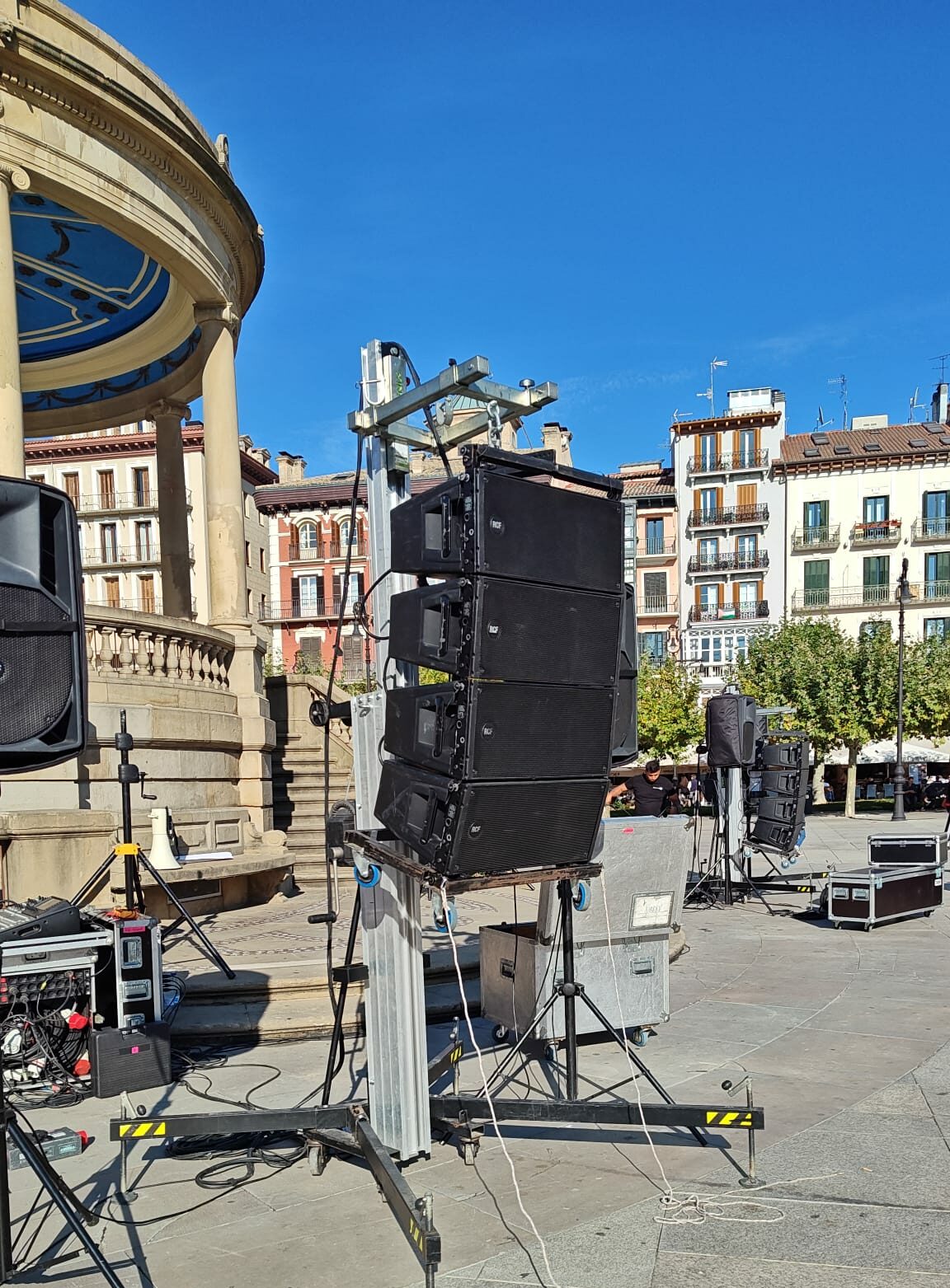 Equipo de sonido montado en la plaza del castillo de Pamplona